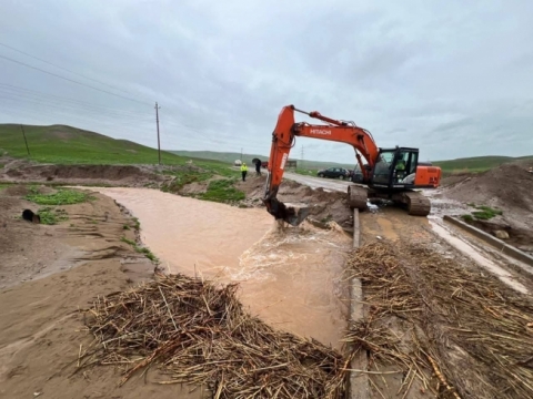 خاوێنکردنەوەی قەسیس و پڕکردنەوەی تەنیشتەکانی ئاوبەرەکانی رێگای ( بەستۆرە _ میراخور ) کە بەهۆی بەرزبوونەوەی ئاستی ئاوی باران و کەلەکە بوونی پاشماوە و دار و گیرانی ئاوبەرەکان