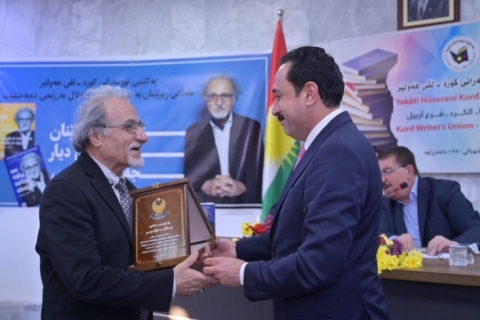 لە هەولێر.. خەڵاتی ڕێزلێنان پێشکەش بە شاعیرێکی ناودار کرا