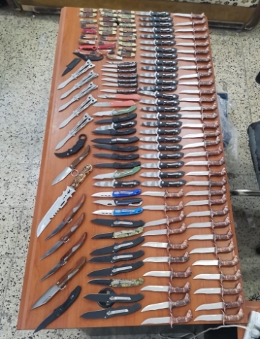 دەست بەسەر دەیان چەقۆ و دامبۆکسدا گیرا