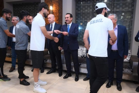 پارێزگاری هەولێر لەڕێورەسمێکدا خەڵاتی ڕێزلێنان پێشکەش بە یاریزانانی یانەکە و ستافی راهێنەران کرد