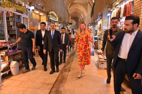  Governor of Erbil and UK Consul General Visit Cultural and Historical Landmarks in Erbil's Qaysari Bazaar