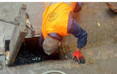 پاککردنەوەی پاشماوە و زبڵ و خاشاکی ئاوەڕۆ و مەنهۆلەکان لەلایەن کرێکاران و تیمەکانی خزمەتگوزاری و ژینگەپارێزی، لەنێو سەنتەری شار و چەند شوێنێکی بنەسڵاوە.