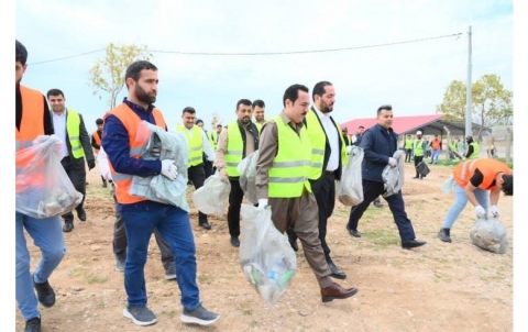  Significant numbers of young people volunteered to assist the Don't Throw Challenge promoted by the governor of Erbil