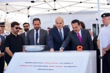 هەولێر ....  بە گوژمەی ( 3 ملیار و 550 ملیۆن دینار ) بەردی بناغەی پڕۆژه‌ی سەرلەنوێ قیرتاوكردن و نۆژەنكردنەوەی شه‌قامی 100 مه‌تری دانرا