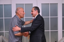 پارێزگاری هەولێر سەردانی فەرمانبەرێکی دێرینی خانەنشینکراوی دیوانی پارێزگا دەکات