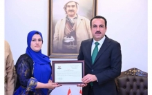 The governor of Erbil receives the first female taxi driver in Erbil
